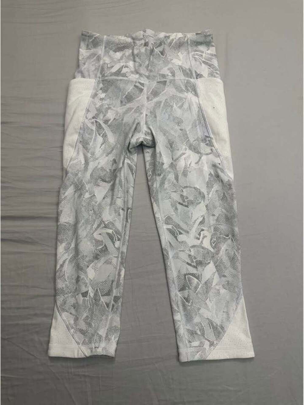 Lululemon Women's Capri Leggings White Gray Patterned W Size 6 Used Like New $40